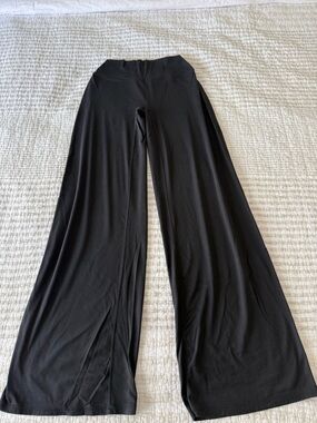 SOFTMOTION™ STRAIGHT LEG BOTTOMS WITH GRAY LOGO